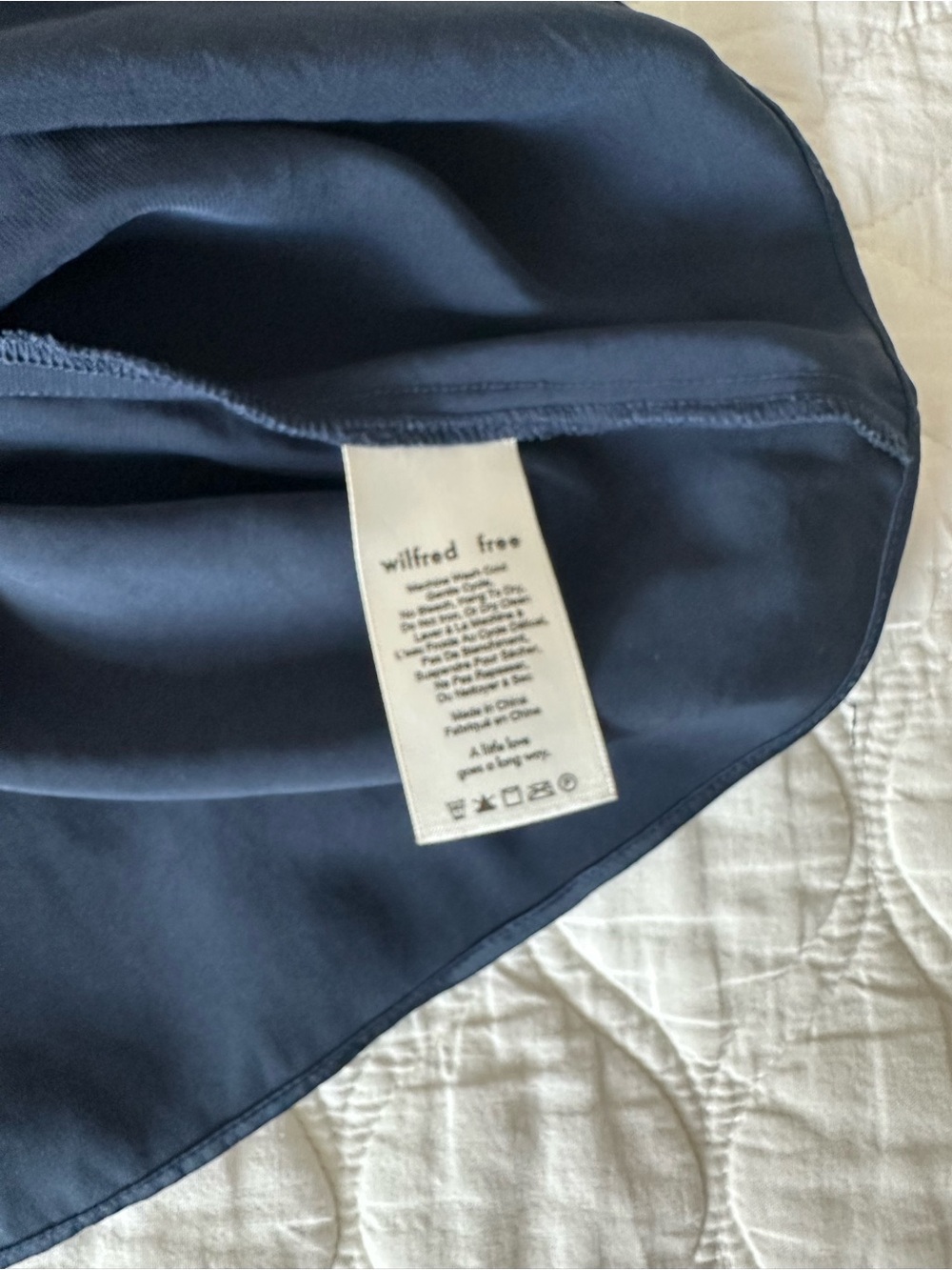 Wilfred Aritzia Navy Silk V-Neck Camisole - Picture 4 of 4